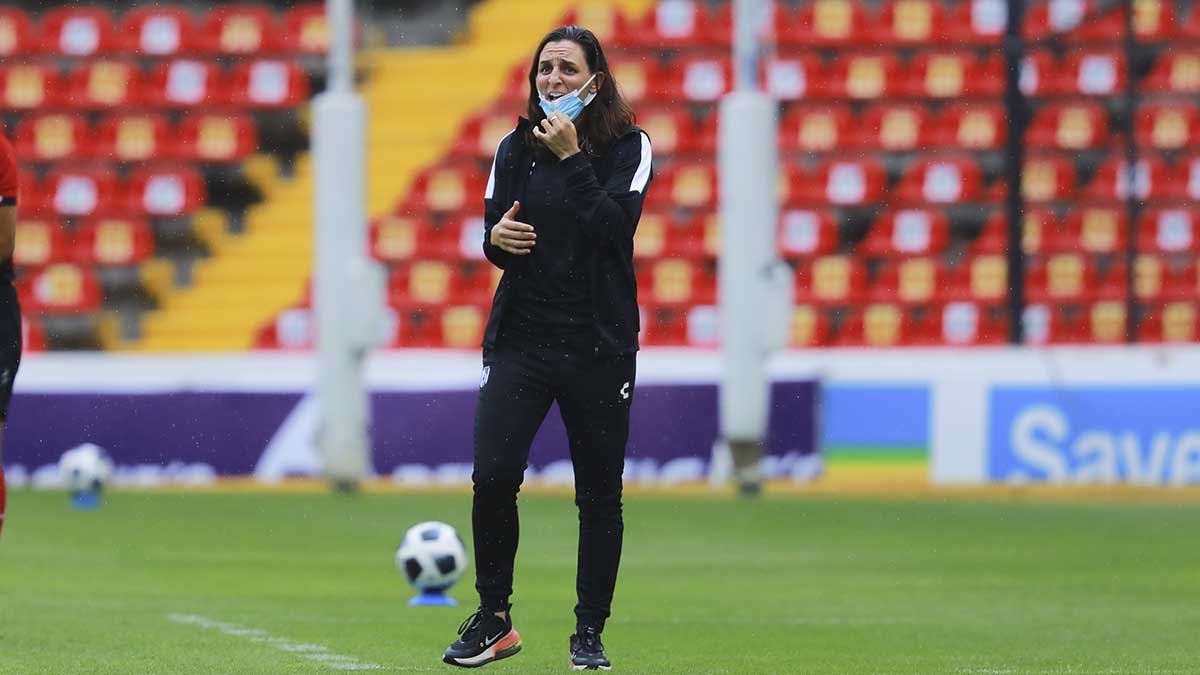 Carla Rossi deja la dirección técnica de Gallos Femenil
