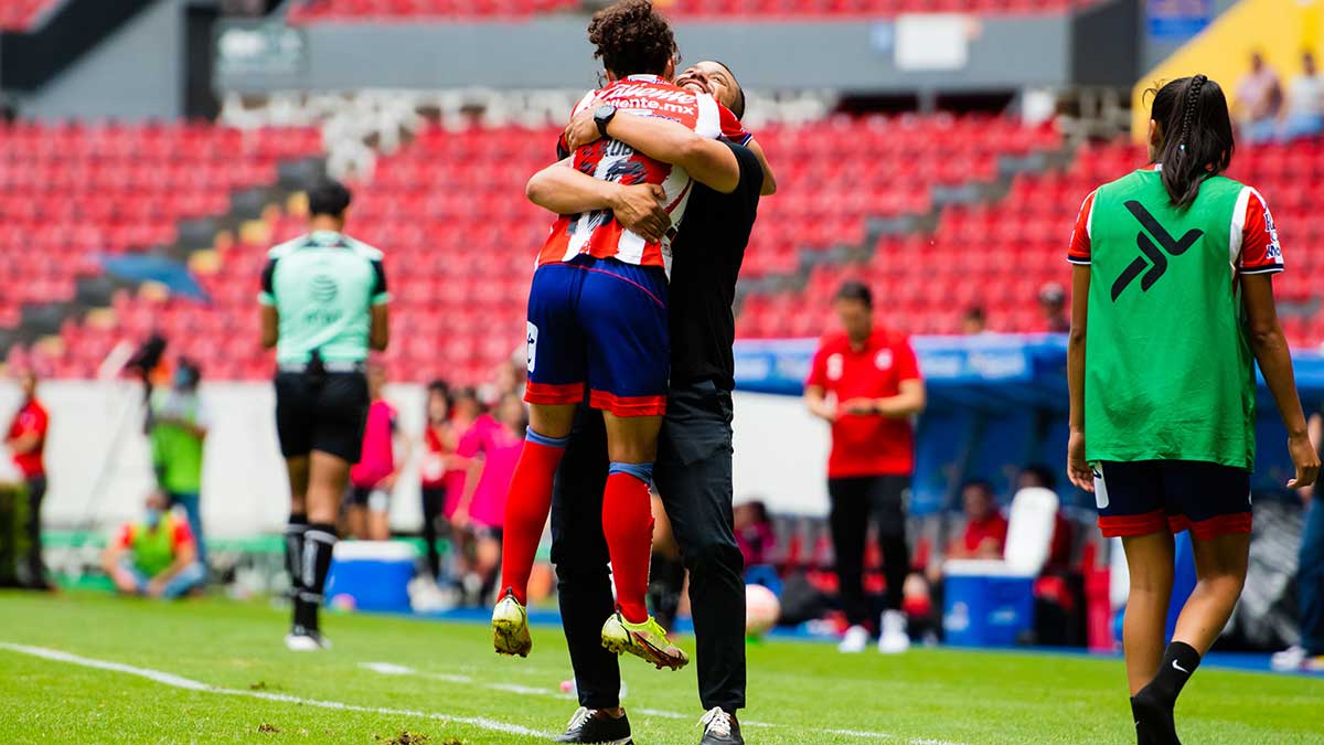 fernando samayoa festeja con joana robles ADSL