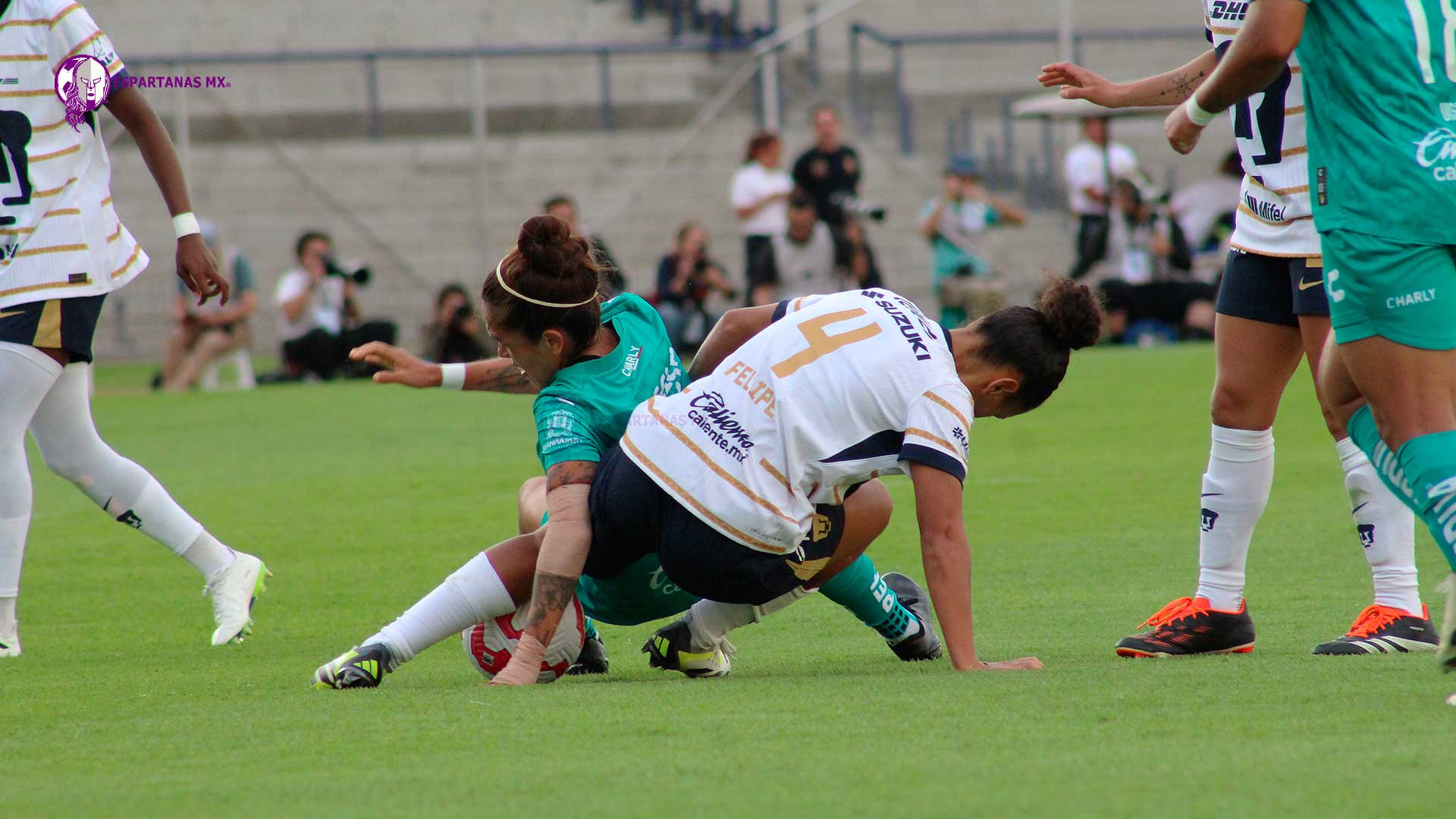 Lizbeth Ángeles y Laura Felipe: ¡"Jugando Twister" en pleno partido entre Pumas y León!