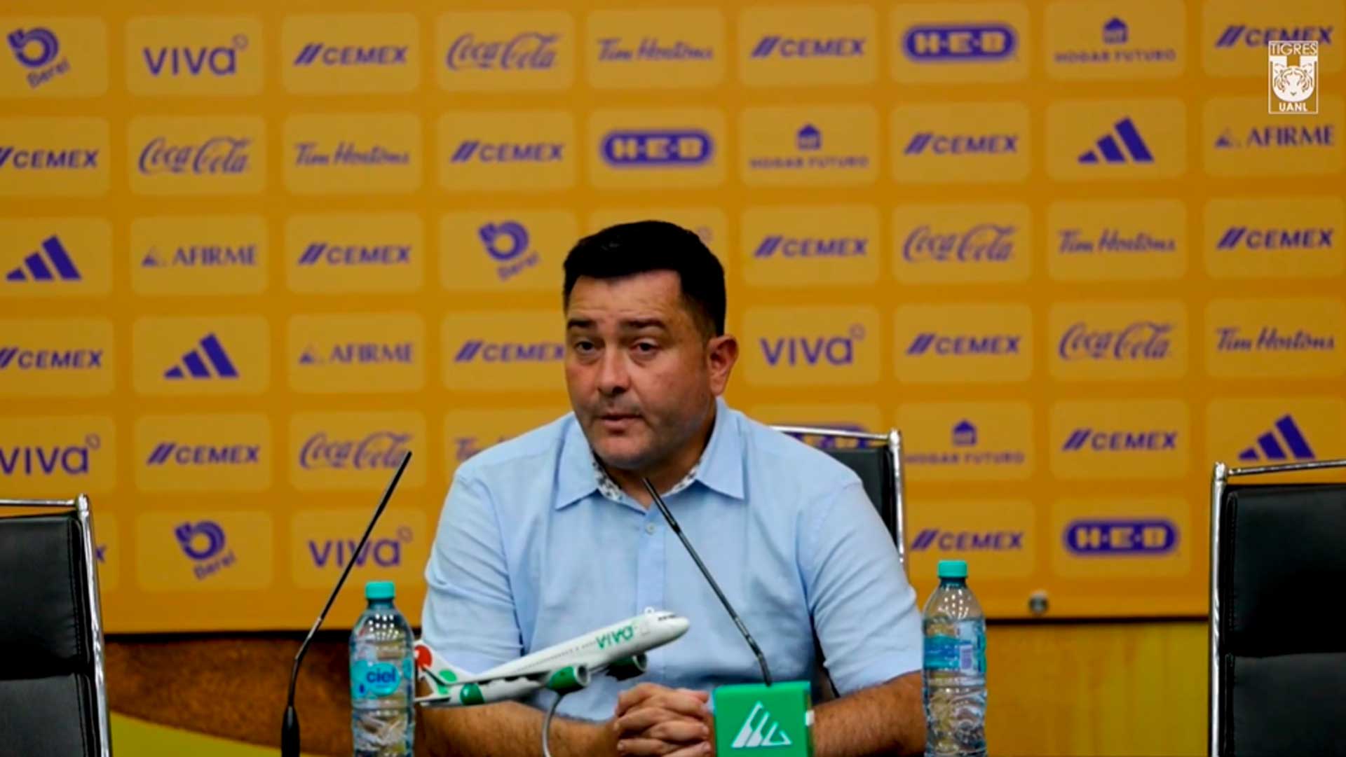 images/Apertura-2025/Jornada-2/pedro-martinez-losa-dt-tigres-femenil.jpg