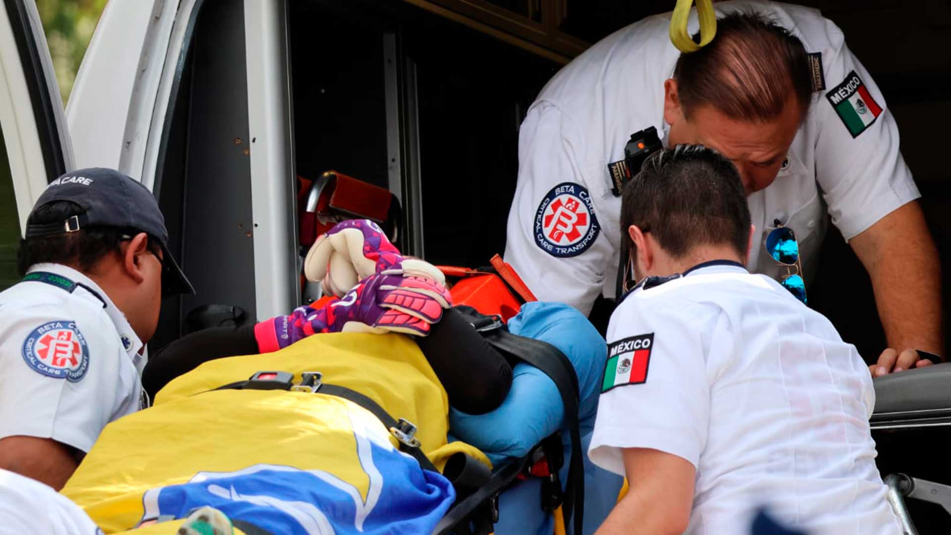 ¡Sustazo! Pamela Tajonar, portera de Rayadas, sufre grave lesión y sale en ambulancia de La Noria; ¿qué pasó?