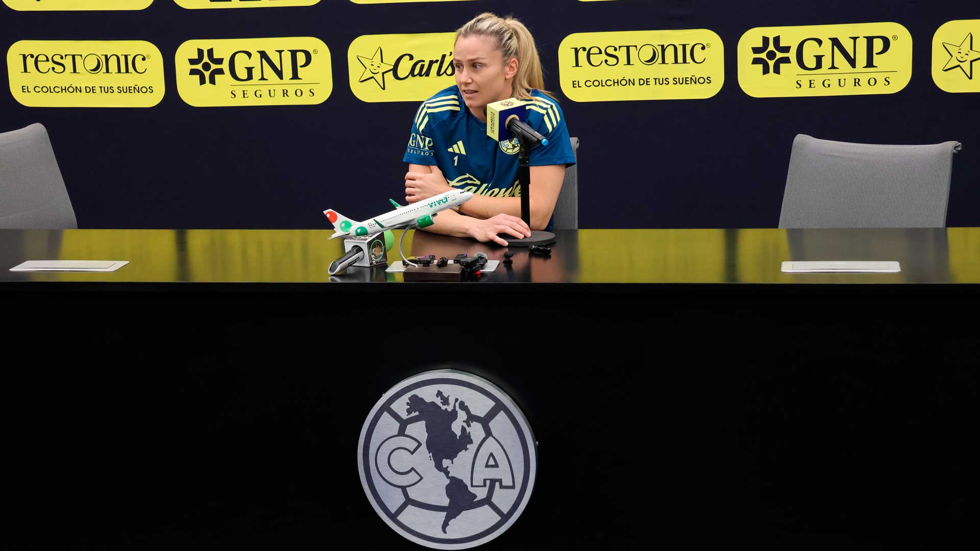 Sandra Paños cumplió su promesa: regaló sus guantes a un niño aficionado del América Femenil