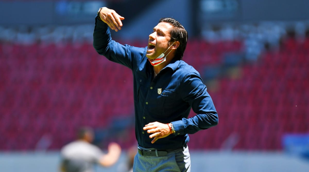 Liga MX Femenil 2022: Gabriel Velasco, director técnico del Toluca: La fe en mi equipo está intacta  Gabriel Velasco, director técnico del Toluca, reconoció que ante el Atlas cometieron errores que costaron caro, al sufrir la derrota por 3-2 en el estadio Jalisco.  “El desarrollo del partido se presenta como lo esperábamos, tuvimos aciertos y errores, el tema es que hay errores graves, principalmente los que son más cercanos a la portería que son los que nos cuestan muchísimo”, explicó en conferencia de prensa.  “Nos enfrentamos a un gran equipo, que juega muy bien, que toca muy buen la pelota y tenemos que evitar tantos errores atrás, y tener muchos más aciertos adelante”, dijo el estratega en su análisis.  Gabriel Velasco reiteró que “me gusta lo que hacemos, enfrentamos a un buen equipo, eso hay que mencionarlo y sí, lo cierto es que tuvimos errores atrás que son los que nos cuestan, porque creo que, en el desarrollo del juego, el equipo merecía más”.  El ‘Mago’ consideró que la calificación sigue en la mira de las Diablas, pero para ello tendrán que aprovechar el juego pendiente que disputarán contra Cruz Azul el 11 de abril.  “Es un hecho que este resultado nos pega bastante, es algo que no teníamos presupuestado que sucediera, pero hay que recordar que tenemos un partido pendiente”, dijo. “En este cierre de torneo nos quedan rivales directos y vamos a jugarnos uno de esos boletos con ellos”.  El timonel escarlata agregó que “la fe en mi equipo está intacta, hay muchas cosas que hemos mejorado, muchísimas, y que hemos plasmado en la cancha. A veces pasará como es ahora, que no te alcanza porque te equivocaste más veces que ellos; el futbol es error y acierto”.
