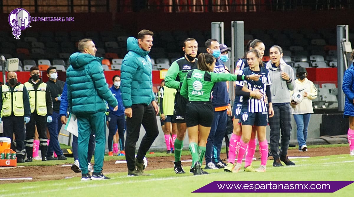 América femenil: Hugo Ruiz cree que el penalti de Rayadas no era, “nuestra jugadora llegó justo al balón”