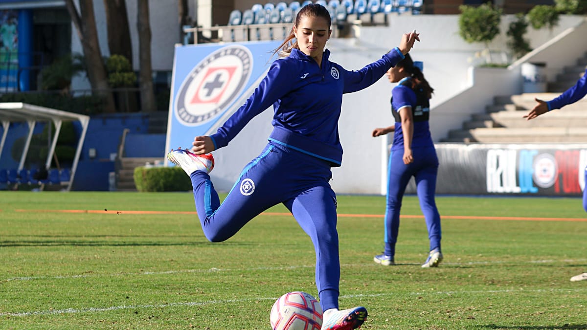 Nailea Vidrio, jugadora de Cruz Azul Femenil, sana y salva tras un incendio en el edificio donde vive