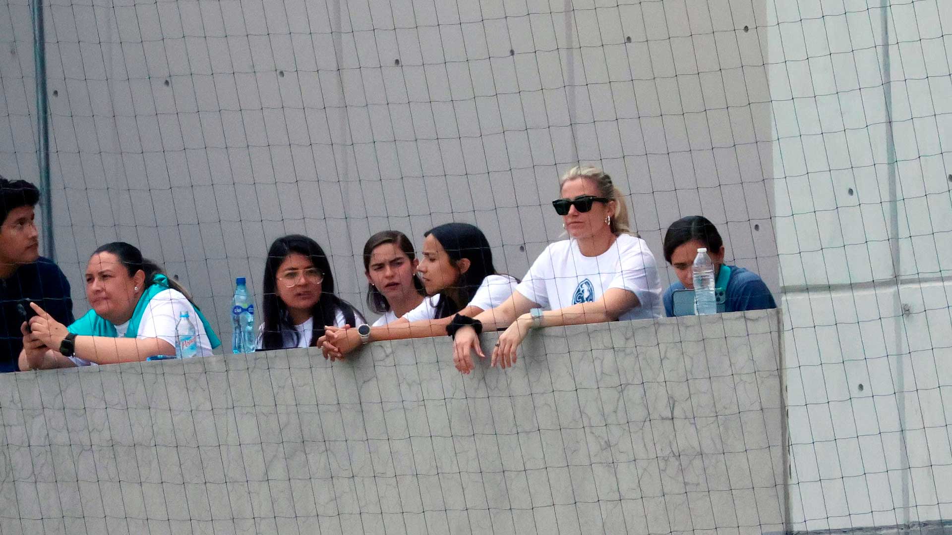Renatta Cota toma el arco del América Femenil tras la expulsión de Sandra Paños, quien no perdió detalle del triunfo ante Puebla