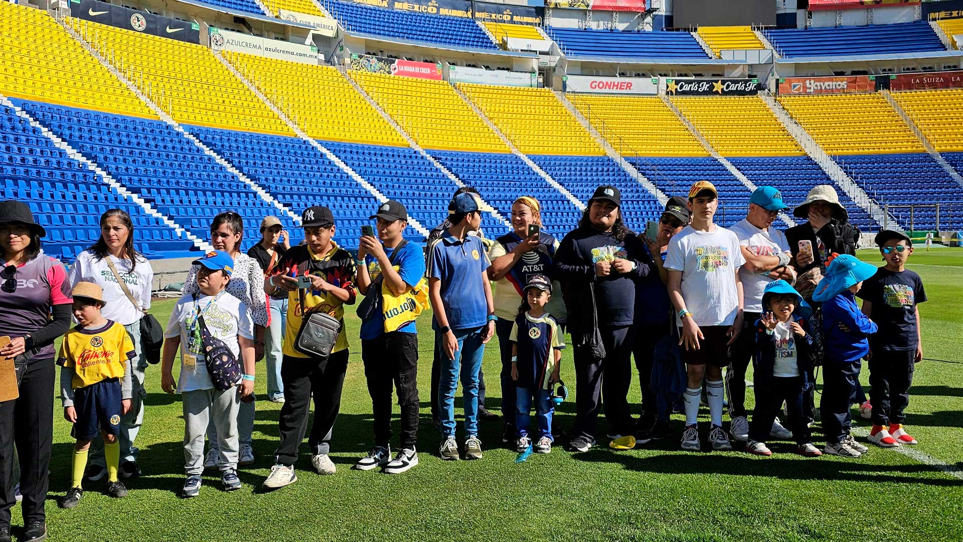 Gesto con el corazón: América Femenil invita a 22 niños con autismo a la cancha y les regala audífonos especiales