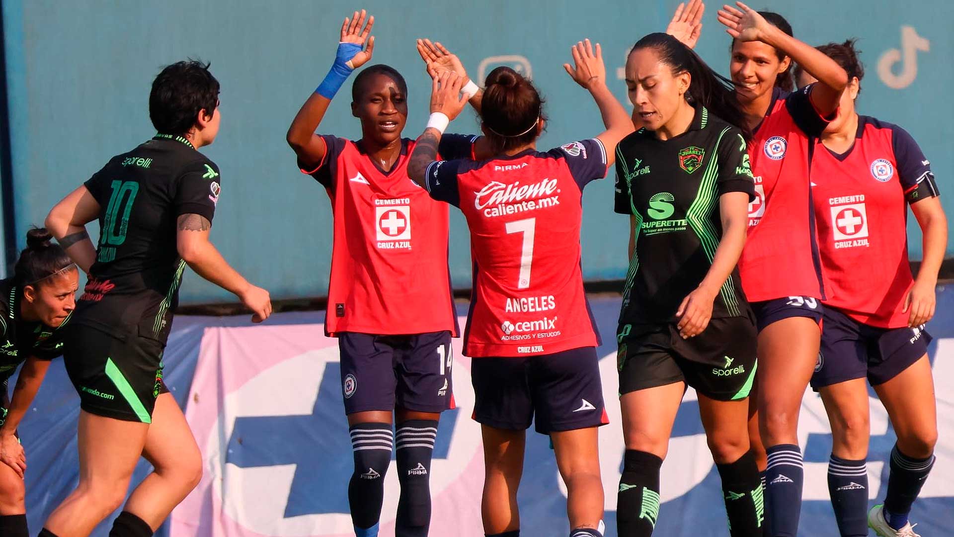 Cruz Azul Femenil golea 5-0 con autoridad a Juárez y se despide con fiesta en casa