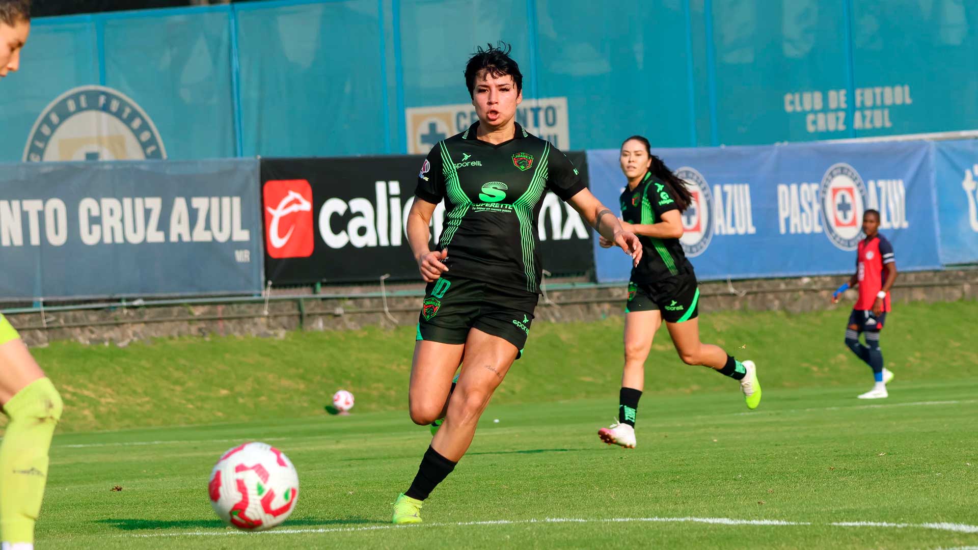 Miah Zuazua, jugadora de las Bravas, podría enfrentar al América femenil en Liguilla pese a cláusula contractual