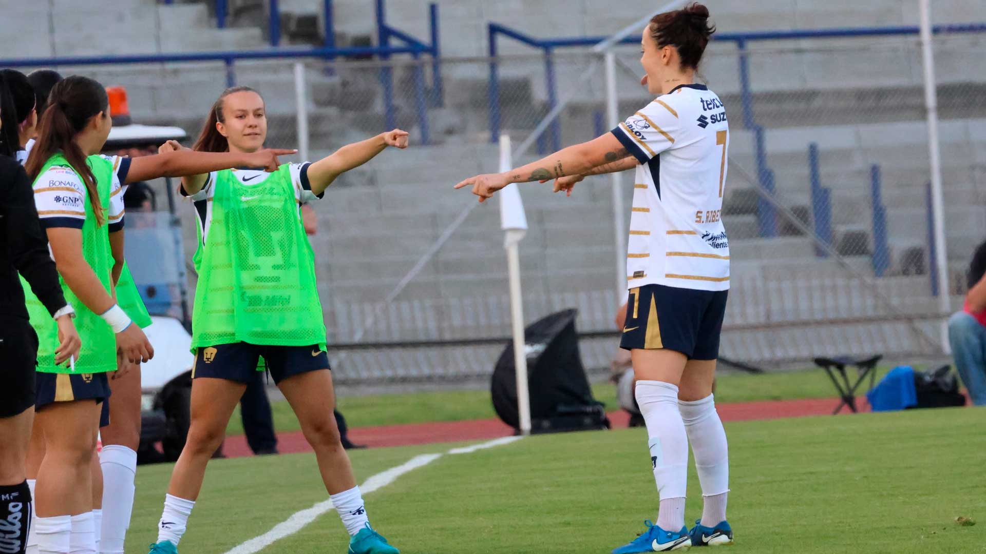 Pumas femenil vence 2-0 a Cruz Azul gracias a una letal Stephanie Ribeiro