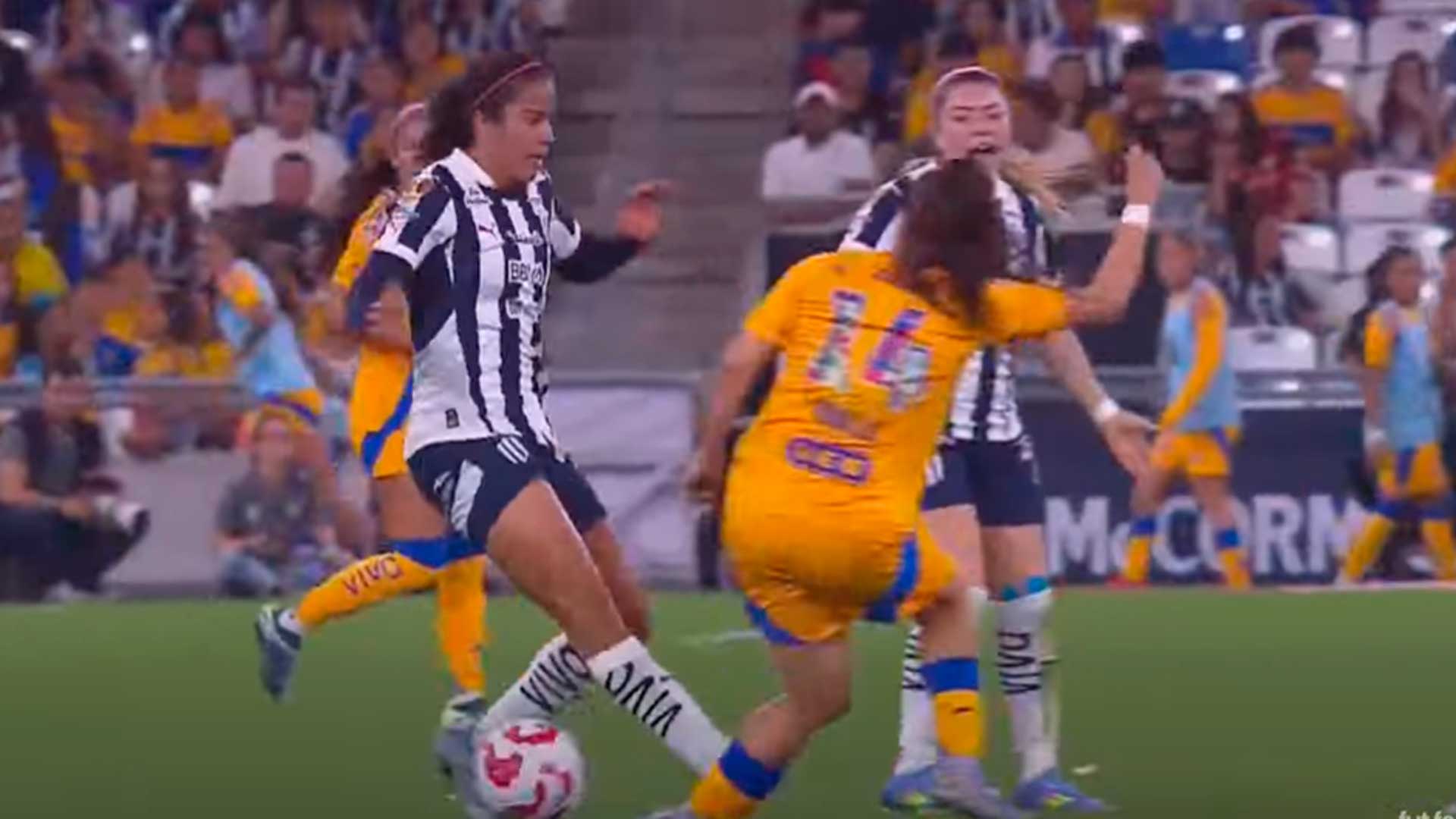 Jacqueline Ovalle preocupa a Tigres Femenil tras fuerte lesión de rodilla en el Clásico Regio