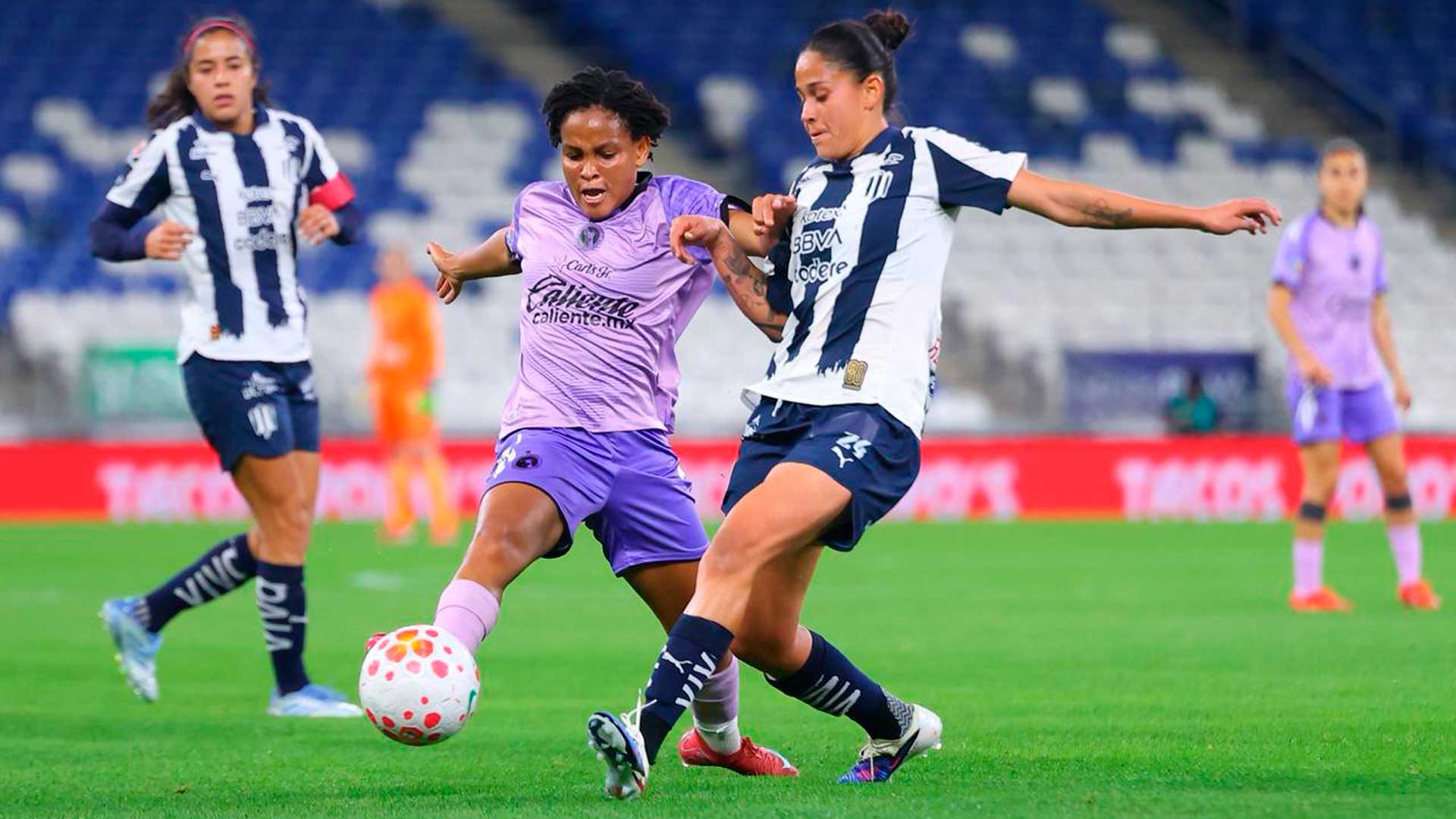 Rayadas impone autoridad en el Gigante de Acero, vence 2-0 a Xolos y se queda con el liderato general 