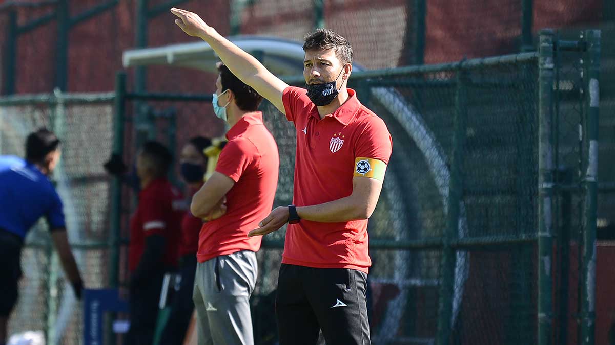 Leo Álvarez: Por el entusiasmo de ir arriba en el marcador no mantuvimos el orden