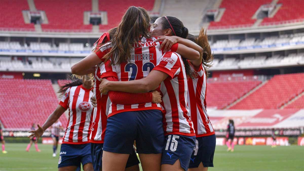 Terrorífico arbitraje de Francia González en paliza de Chivas 5-0 a Rayadas