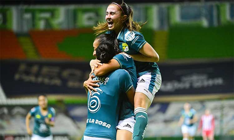 El León supera 2-1 al Necaxa en el estadio Nou Camp