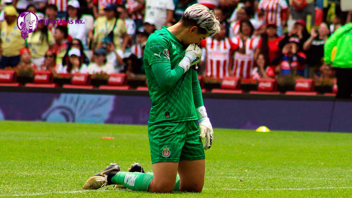 Blanca Félix, con la frente en alto y besando el escudo de Chivas tras quedar eliminadas ante América