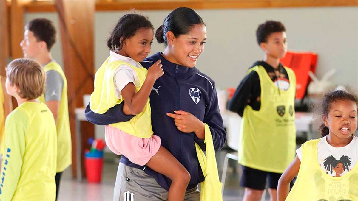 Juana Plata Convive con Niñas y Niños en Louisville