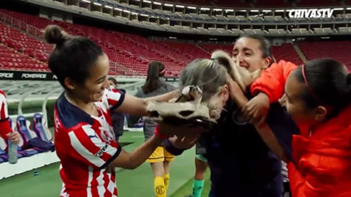 Pastelazo de Caro Jaramillo a Licha Cervantes en su cumpleaños número 28