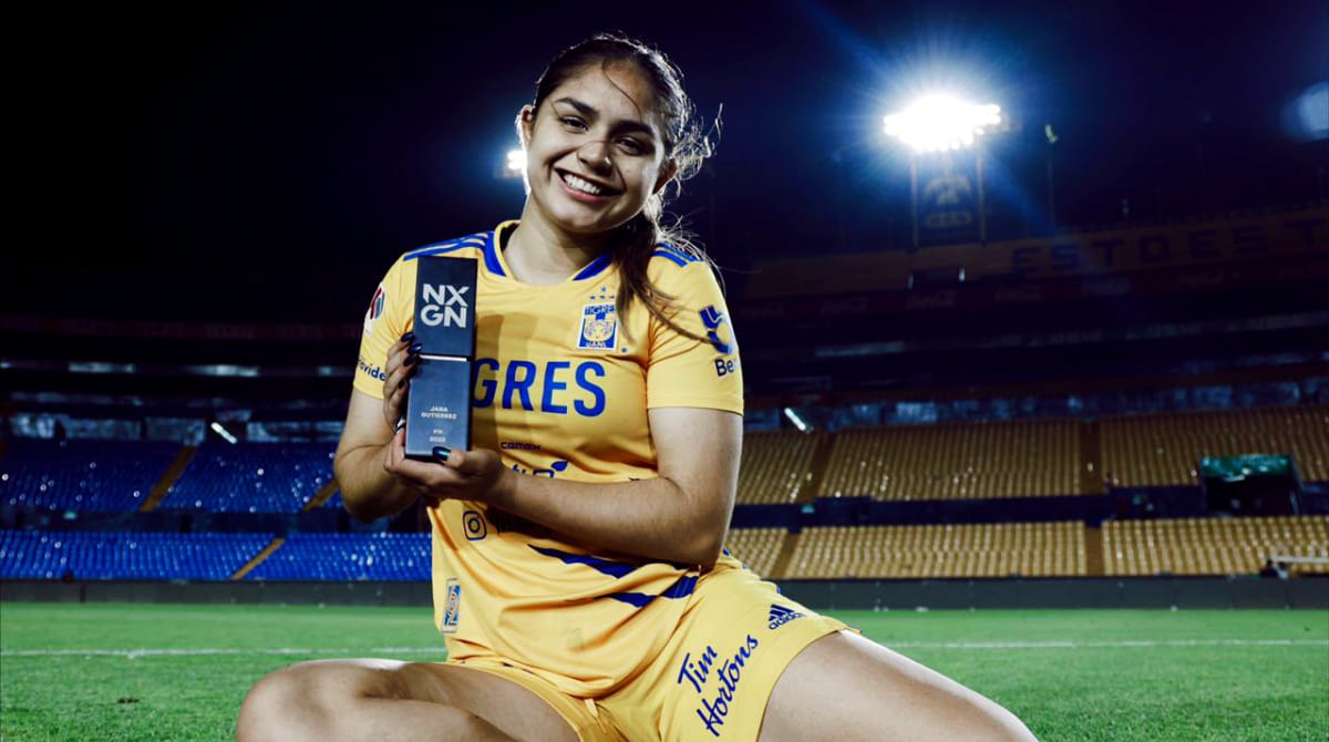 Jana Gutiérrez, de Tigres femenil, recibió el premio NXGN como una de las mejores jugadoras jóvenes del mundo