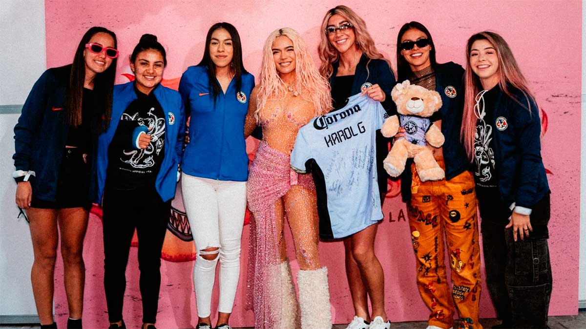 Karol G se va con playera del América femenil de su concierto en el Azteca