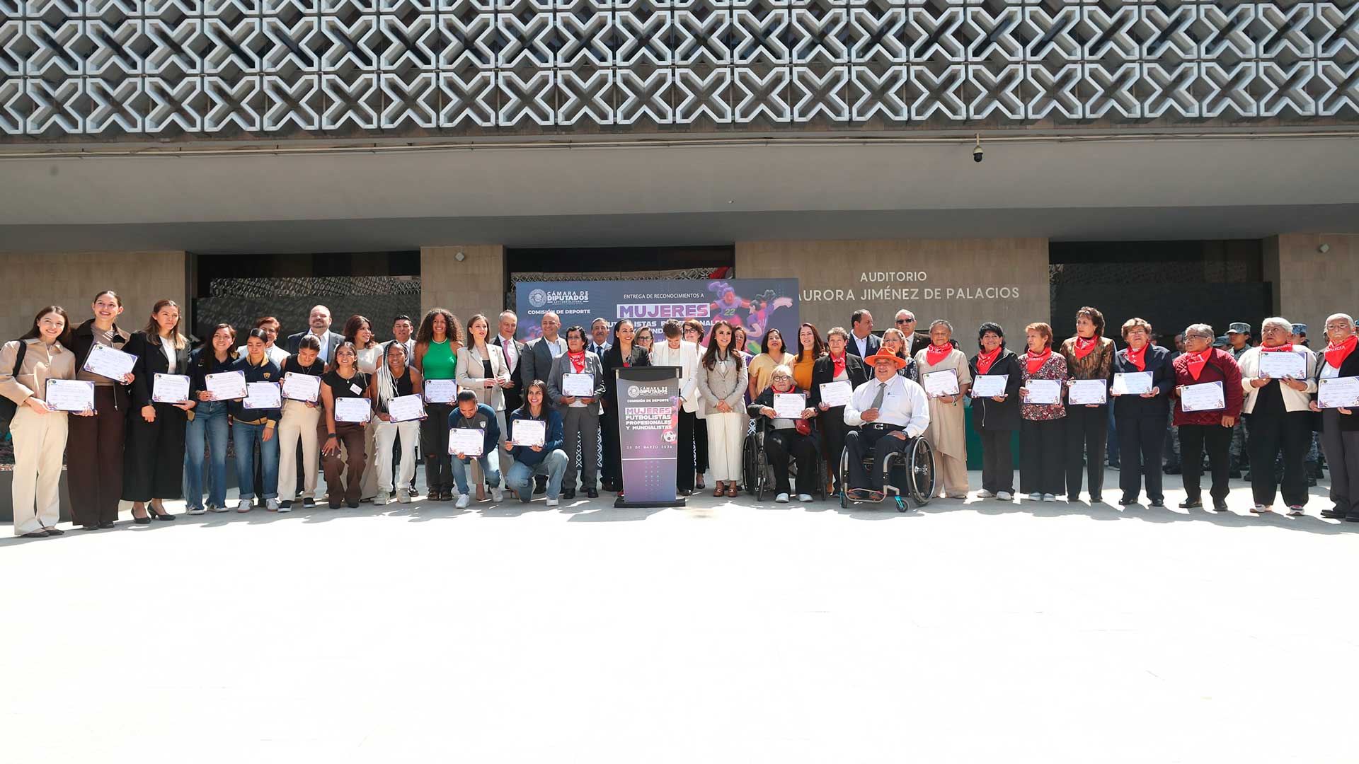 Jugadoras de la Liga MX Femenil son reconocidas en la Cámara de Diputados por su impacto en el deporte