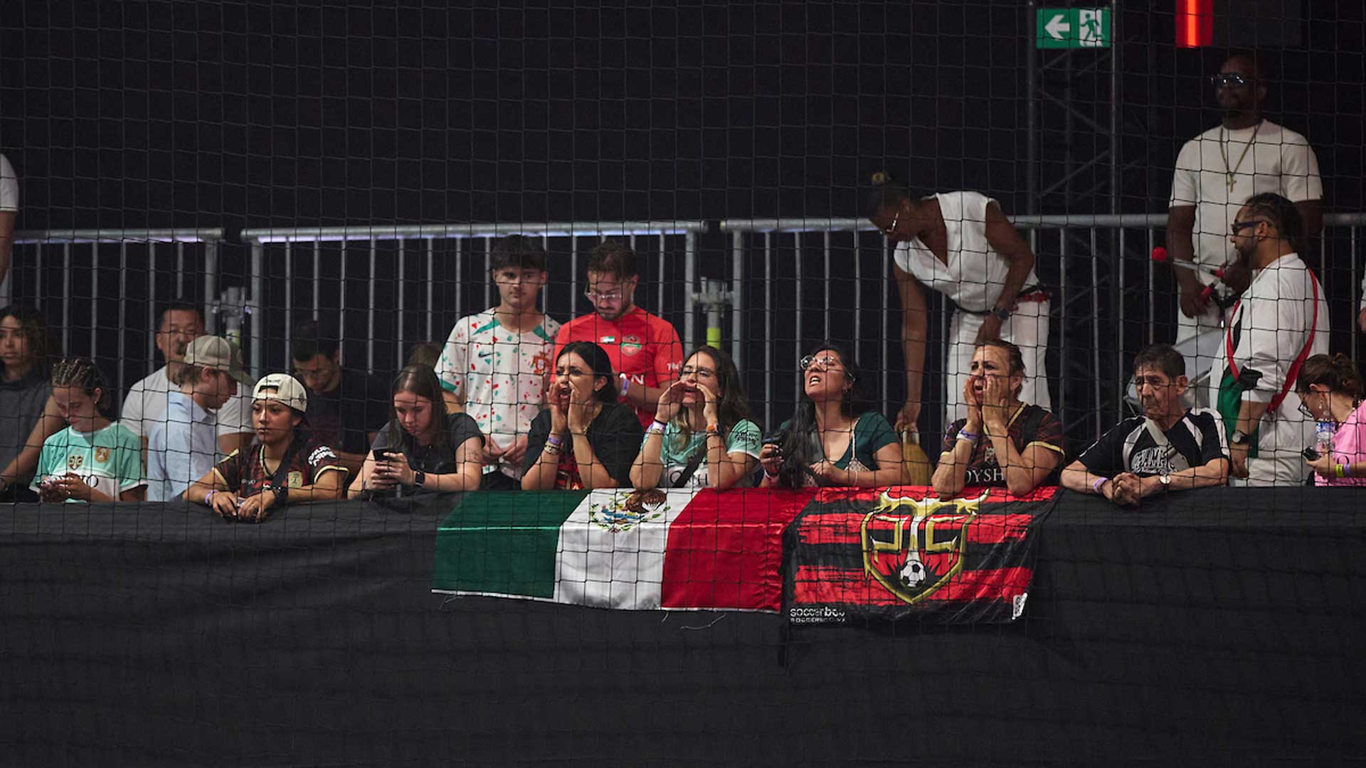 Con banderas de México y el corazón en la mano: la afición mexicana se hizo sentir en París