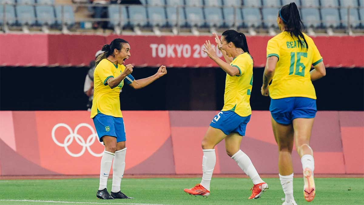 Pelé se rinde al talento de Marta: “Ayudas a construir un mundo mejor con tus pies”
