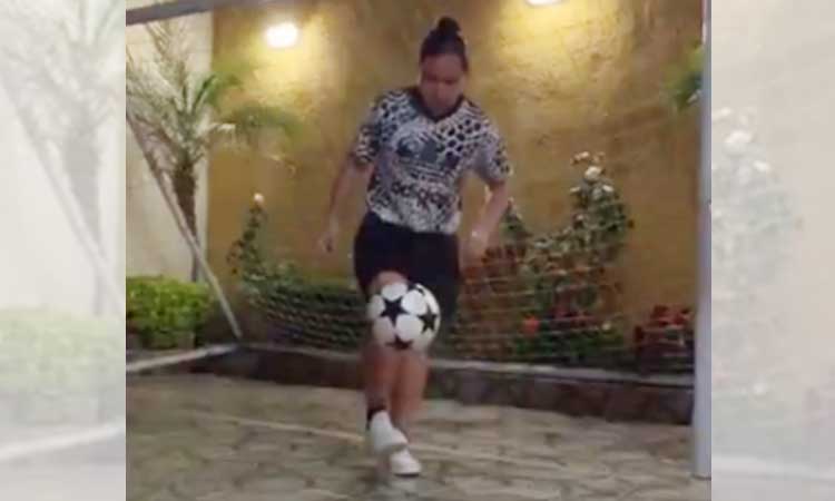 Charlyn Corral presume una forma asombrosa de dominar el balón