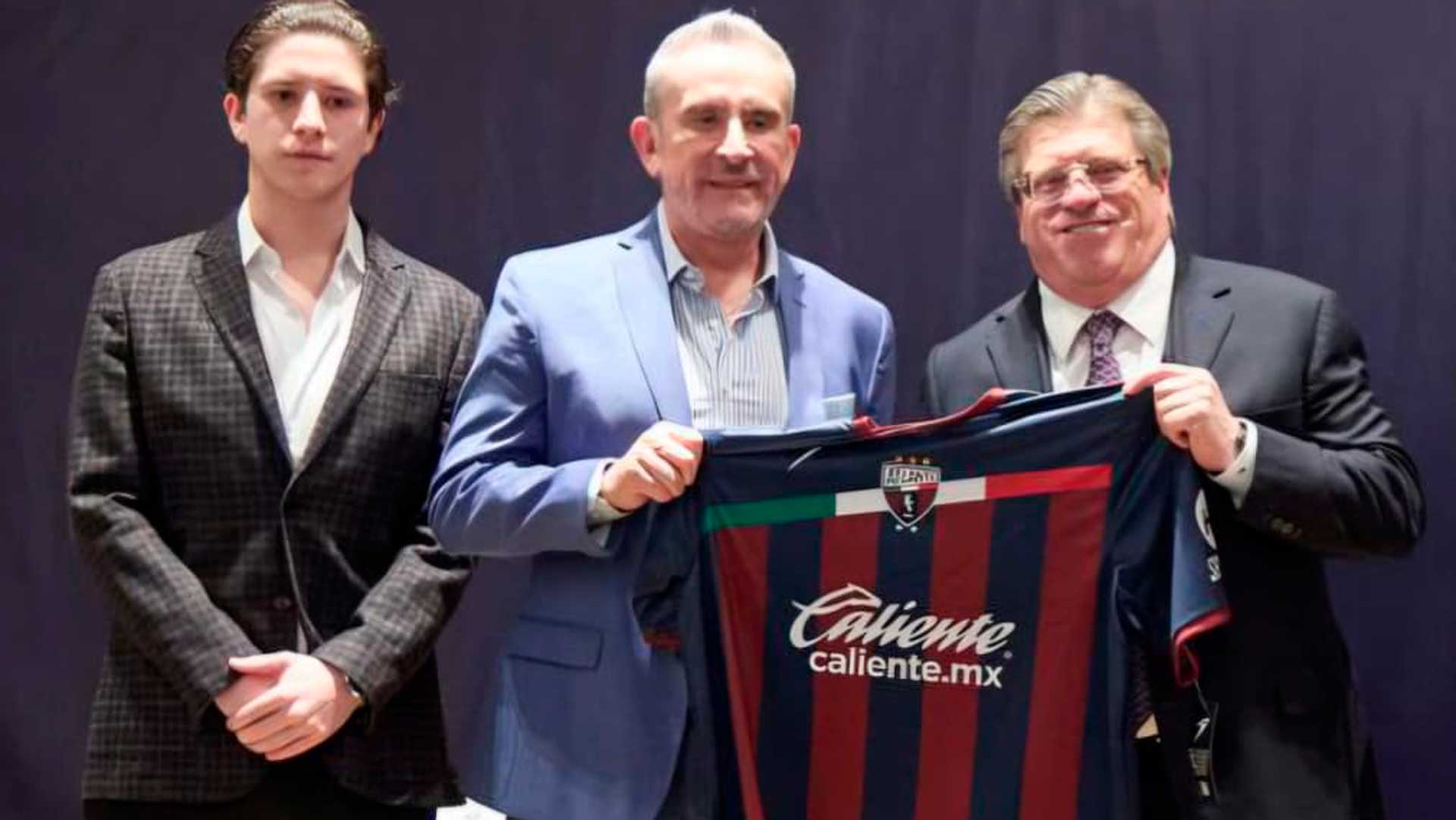 Miguel Herrera destaca crecimiento del futbol femenil durante su presentación con Atlante: “Hoy México ya compite con Estados Unidos y Canadá”